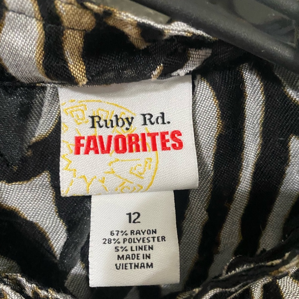 Ruby Rd button up
Color: Black with print
Size:12 - Picture 3 of 3